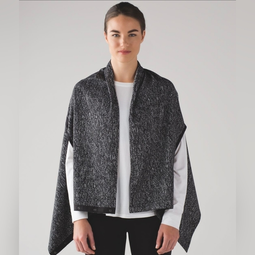 Lululemon Vinyasa Wrap With Arm Holes Black & White